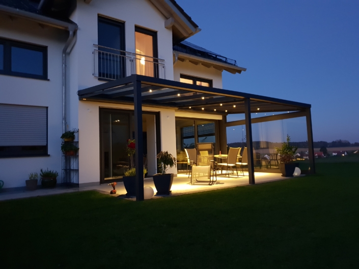 Glasterrasse mit stimmungsvoller Abendbeleuchtung
