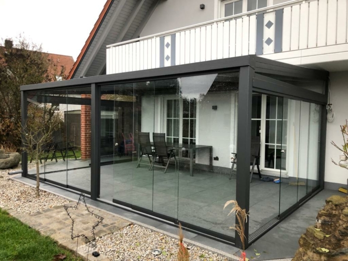 Glasanbau mit transparenten Schiebetüren