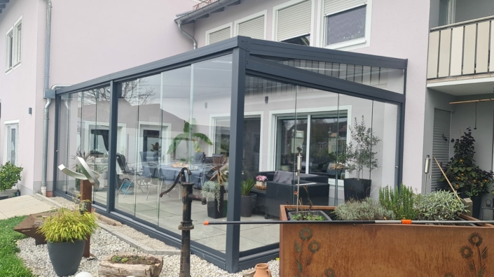 Wintergarten mit großzügiger Glasfront