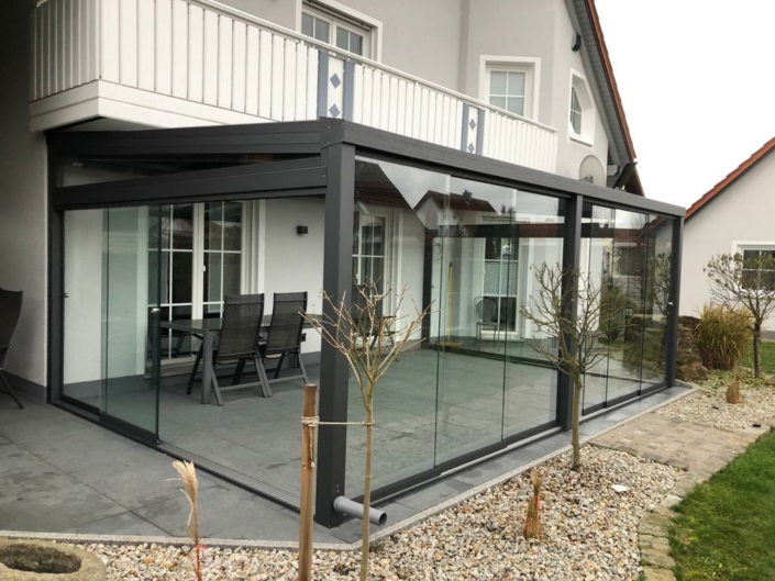 Terrassenverglasung mit dunklen Rahmen