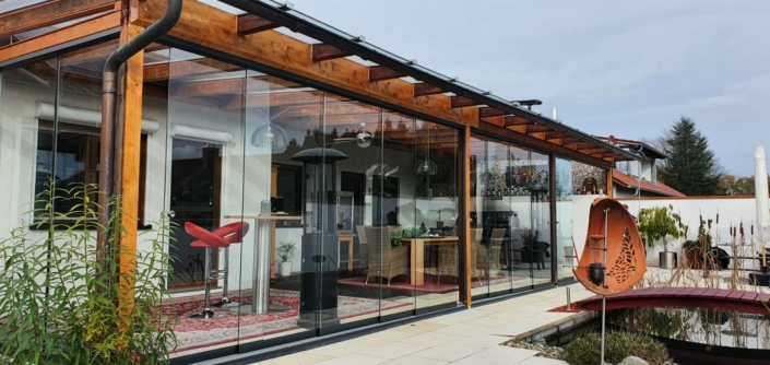 Lichtdurchfluteter Glasanbau mit Holztragwerk