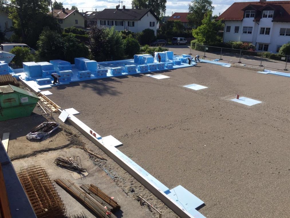 Die ersten Ladungen unseres Baumaterials rollen an. Zuerst wird die Dämmung verlegt.
