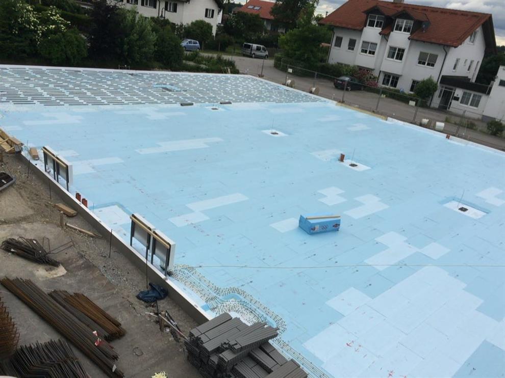 Die Schläuche der Bodenheizung werden verlegt.