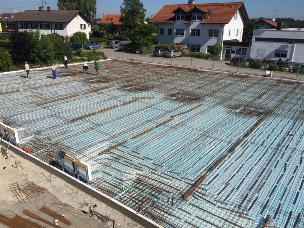Die Stahlverstrebungen sind verlegt. Jetzt können die 24 Betonlaster anrücken. Vormittag
