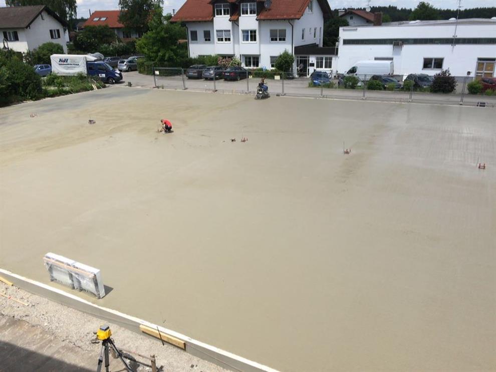 Ein großer Schritt ist getan. Der Betondecke für 600 Tonnen Glas ist gegossen. Nachmittag