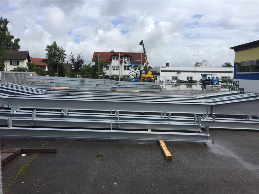 Die ersten Seitenträger werden aufgestellt. Vormittag