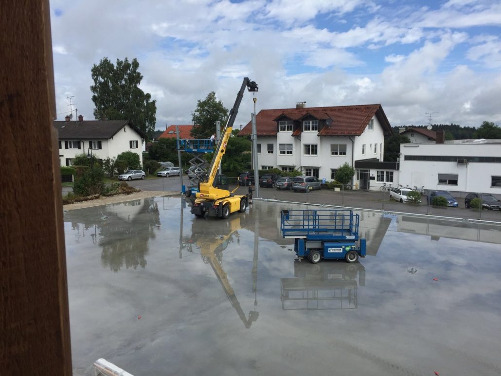 Die ersten Seitenträger werden aufgestellt. Vormittag